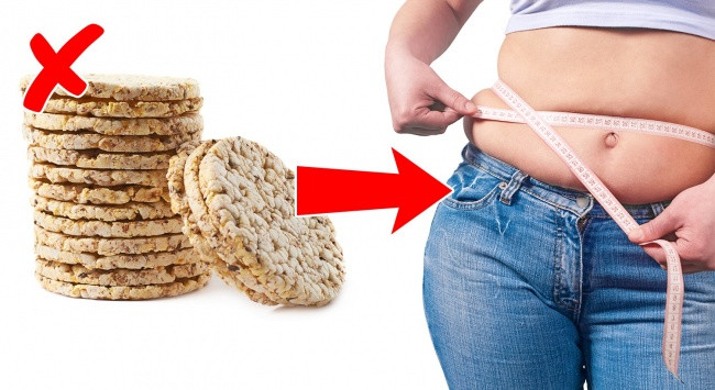 4. Bánh gạo: Những chiếc bánh gạo là sự lựa chọn số một đối với hàng triệu người đang cố gắng giảm cân. Những chiếc bánh này thiếu chất xơ và protein và được xem là một bữa ăn nhẹ nhiều calo. Về cơ bản, bạn thêm calo mà không cảm thấy no bụng. Ảnh: Depositphotos.