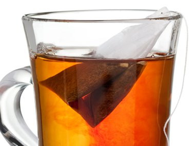 Trà gừng hoặc bạc hà: Bạc hà và gừng đều là những biện pháp khắc phục chứng táo bón tại nhà hiệu quả. Bạc hà chứa menthol, có tác dụng chống co thắt làm giãn cơ của đường tiêu hóa. Gừng là một loại thảo mộc nóng giúp cơ thể để tạo ra nhiều nhiệt và điều này có thể giúp đẩy nhanh sự tiêu hóa chậm chạp. Trong trà, nước nóng cũng sẽ kích thích tiêu hóa và làm giảm táo bón. Ảnh: Thinkstock.