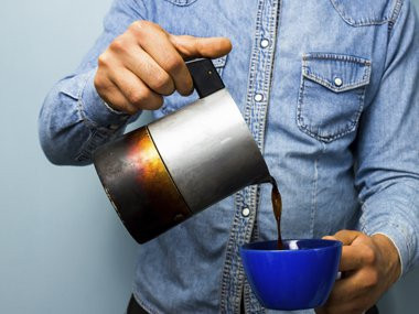 Cà phê: Cà phê có thể kích thích đại tràng và thúc đẩy quá trình tiêu hóa. Các thức uống nóng khác cũng có tác dụng tương tự như: trà thảo dược hoặc một cốc nước nóng với một chút nước chanh hoặc mật ong cũng có thể kích thích ruột kết của bạn. Ảnh: Thinkstock.