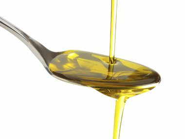 Dầu thầu dầu: Phương pháp điều trị táo bón tại nhà này đã được truyền lại qua nhiều thế hệ. Một trong những ứng dụng chính của dầu thầu dầu là giúp nhuận tràng; uống từ 1 đến 2 muỗng cà phê khi bụng đói và bạn sẽ thấy kết quả trong khoảng 8 giờ. Một thành phần trong dầu bị phân hủy thành chất kích thích ruột già và ruột non. Ảnh: Thinkstock.