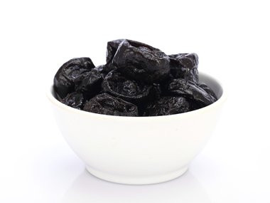 Mận: Đây cũng là trái cây có nhiều chất xơ giúp trị táo bón hiệu quả. Ba quả mận có 3 gam chất xơ và chúng cũng có chứa một hợp chất kích thích sự giúp nhuận tràng. Ảnh: Thinkstock.