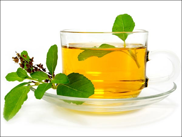 3. Trà quế và húng: Húng quế giúp loại bỏ đờm từ ống phế quản và giảm viêm. Còn bột quế chống virut và giảm nhiễm trùng. Trà quế và húng sẽ làm dịu các triệu chứng viêm phổi. Bạn cần chuẩn bị 3-4 lá húng tươi và một mảnh, 2 chén nước. Cách làm là cho lá húng và quế dính vào ấm nước đun sôi. Có thể thêm mật ong vào rồi uống. Ảnh: Boldsky.