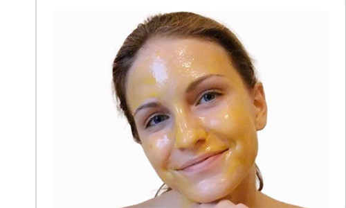 Mặt nạ dầu ô liu lòng đỏ trứng: Nếu da mặt bạn đang có dấu hiệu lão hóa thì đây chính là giải pháp giúp bạn lấy lại vẻ trẻ trung và láng mịn cho da mặt. Đập một quả trứng và tách lòng đỏ rồi đem trộn với 1 muỗng canh dầu ô liu. Có thể thêm một giọt tinh dầu yêu thích của bạn (hoa oải hương hoặc hoa hồng). Bôi hỗn hợp lên mặt và để trong 20 phút. Rửa sạch với nước ấm. Ảnh: Depositphotos.