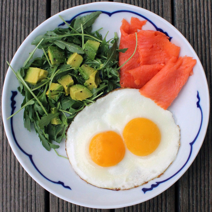 3. Ăn sáng giàu protein: Hãy cung cấp cho cơ thể đủ protein vào buổi sáng để giảm chất béo. Protein cung cấp cho bạn năng lượng cần thiết cho cả ngày. Bạn nên ăn trứng hoặc sữa đậu nành trong bữa sáng. Nếu bạn không thích ăn quá no vào buổi sáng, hãy ăn đậu phụ hoặc uống sữa đậu nành. Ảnh: Popsugar-assets.