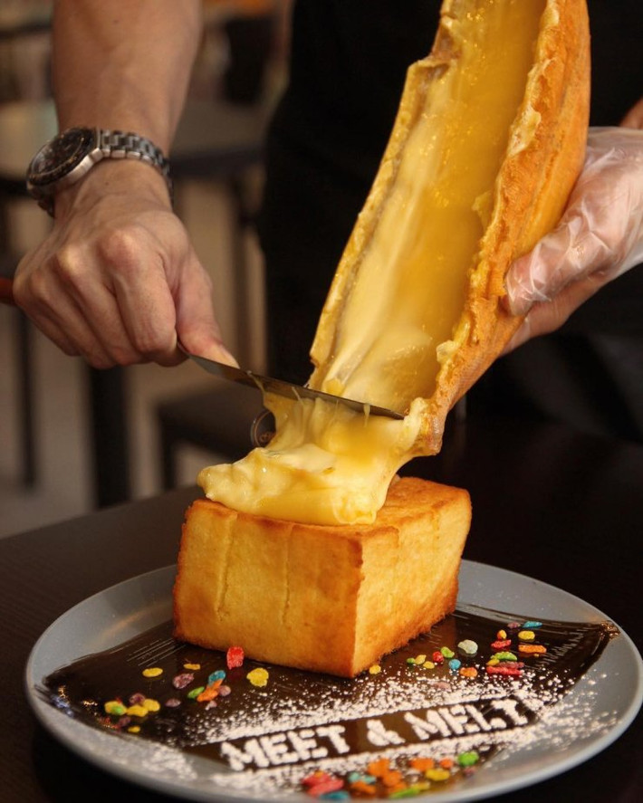 7. Phomai chảy không cần bỏ lò vi sóng: Raclette là một món ăn của Thụy Sỹ đang được ưa chuộng ở nhiều nơi trên thế giới. Nó được làm từ phomai chảy được cắt trực tiếp vào đĩa của bạn.