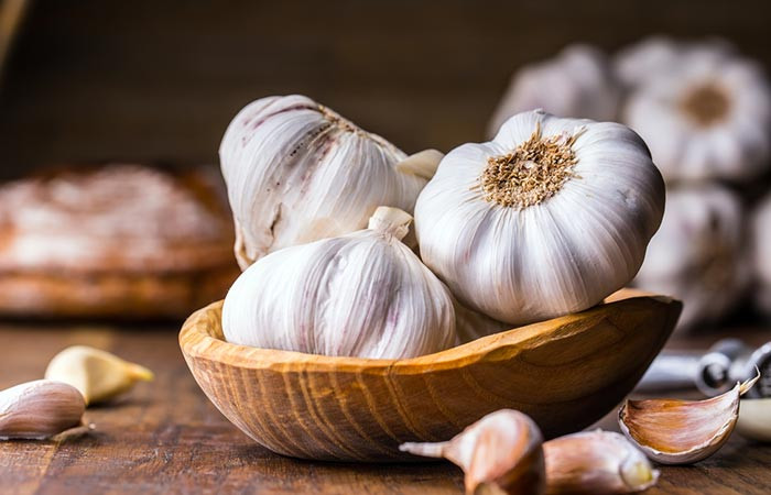 1. Tỏi: Để giữ cho gan khỏe mạnh, giải độc rất quan trọng. Và thức ăn tốt nhất có thể giúp gan khỏe mạnh là tỏi. Tỏi rất giàu allicin, một chất chống oxy hoá bảo vệ cơ thể khỏi bị oxy hoá. Allicin kích thích gan để kích hoạt các enzyme có thể tràn ra các chất có hại. Ảnh: Shutterstock.