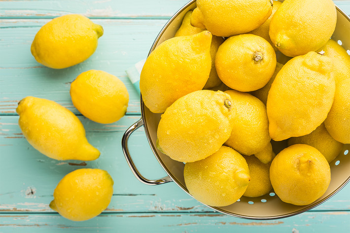 10. Chanh: Chanh giàu vitamin C, chất chống oxy hoá. Các nhà nghiên cứu đã phát hiện rằng bổ sung axit xitric trong nước chanh giúp làm giảm tổn thương oxy hoá trong gan. Ảnh: Shutterstock.