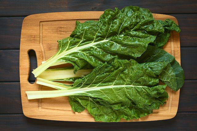 6. Các loại rau lá xanh: Các loại rau xanh lá cũng có thể bảo vệ gan khỏi bị oxy hoá và các bệnh khác. Các loại rau như cải bó xôi, rau diếp, cải xanh...chứa một lượng lớn vitamin A, C, và K, canxi, chất chống oxy hoá và có tính chống viêm. Các nhà khoa học tại Đại học Auburn đã xác nhận rằng tiêu thụ rau lá xanh có thể giúp bảo vệ gan khỏi bệnh gan nhiễm mỡ và bệnh tim mạch. Ảnh: Shutterstock.