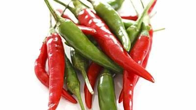 Ớt: Ớt có chứa capsaicin, một hợp chất hóa học có thể tăng cường quá trình chuyển hóa. Các chuyên gia khuyên nên cho gia vị ớt vào bữa ăn hàng ngày. Ớt cũng là một nguồn rất giàu vitamin C. Ảnh: Getty.