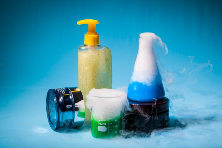 Toluene: Một hóa dầu có nguồn gốc từ dầu mỏ và than đá. Toluene được tìm thấy trong sơn móng tay, thuốc nhuộm…Toluene gây ảnh hưởng đến hệ hô hấp khiến buồn nôn, kích ứng da. Phụ nữ mang thai nên tránh tiếp xúc với nó vì ảnh hưởng đến sự phát triển thai nhi. Ảnh: RD.