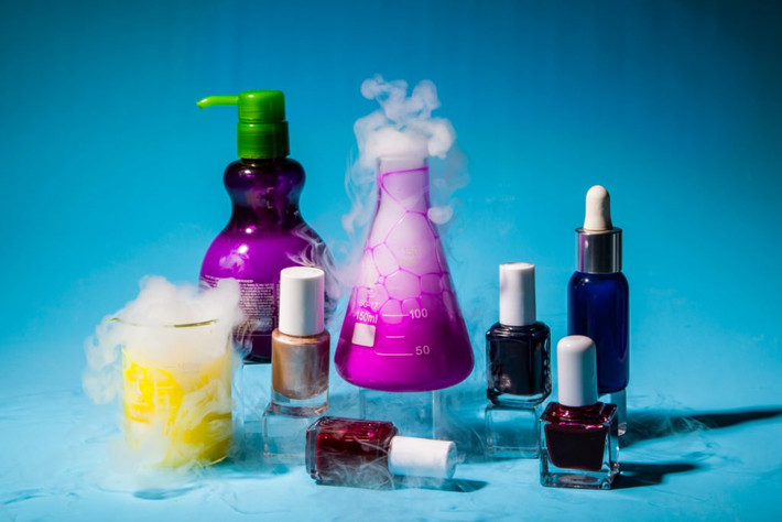 Formaldehyde: Đây là chất bảo quản cực kỳ độc hại hiện đã bị cấm ở nhiều nước như Canada, Thụy Điển, Nhật và Châu Âu. Hiện, hóa chất độc hại này vẫn còn được tìm thấy trong nhiều sản phẩm sơn móng tay, gel vuốt tóc, keo dán lông mi, dầu gội, sữa tắm cho trẻ em…Dùng những mỹ phẩm chứa hóa chất formaldehyde có thể gây kích ứng da, về lâu dài dễ dẫn đến ung thư. Ảnh: RD.