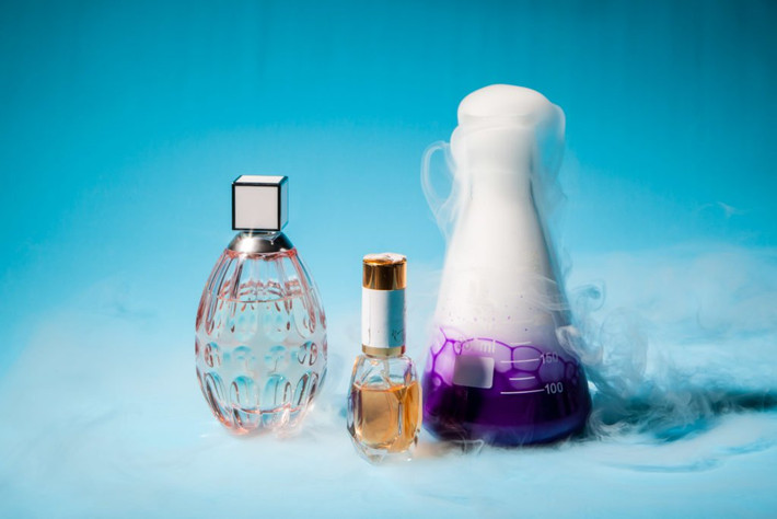 Fragrance: Loại hương liệu tổng hợp này có trong hầu hết các sản phẩm làm đẹp như: kem dưỡng, dầu gội, sữa tắm, sữa rửa mặt, son, phấn, nước hoa, toner, serum…Hóa chất trong mỹ phẩm này có thể gây kích ứng da, làm khô và tăng tốc độ lão hoá da. Ngoài ra, nếu dùng sản phẩm chứa hương liệu trong thời gian dài có thể ảnh hưởng xấu đến hệ thần kinh trung ương, rối loạn nội tiết, tăng nguy cơ ung thư. Ảnh: RD.
