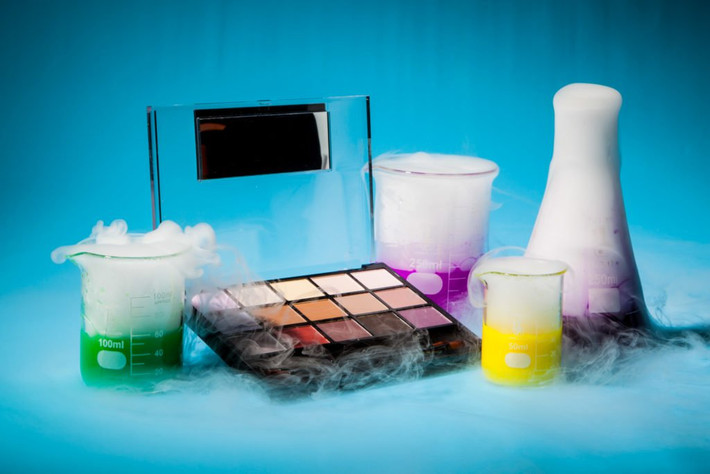 Phthalates: Đây là một nhóm các hóa chất ảnh hưởng đến nội tiết được tìm thấy trong các loại mỹ phẩm như sơn móng tay, mùi hương nhân tạo tổng hợp, bao gồm cả nước hoa và các thành phần hương thơm trong các mỹ phẩm khác. Việc tiếp xúc với phthalate có thể dẫn đến dậy thì sớm ở các bé gái và làm tăng nguy cơ ung thư vú sau này. Ảnh: RD.