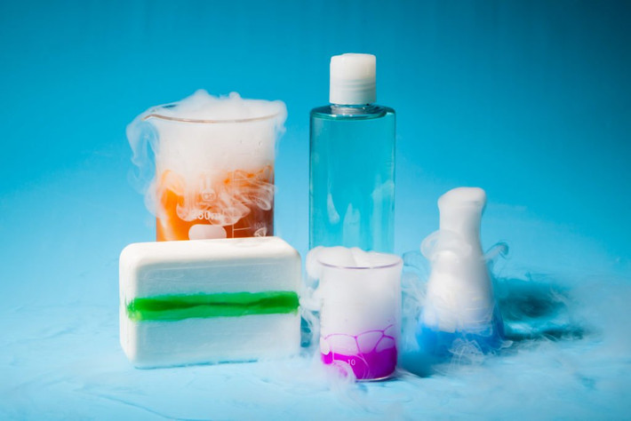 Paraben: Paraben, nhóm các hợp chất có chức năng kháng nấm, kháng khuẩn, được sử dụng rộng rãi như một loại chất bảo quản. Chúng thường được tìm thấy trong các loại kem dưỡng da, thuốc mỡ và các loại mỹ phẩm khác, bao gồm cả lăn khử mùi. Paraben sở hữu những đặc tính giống như estrogen, tiềm ẩn nguy cơ gây ung thư. Chúng được hấp thu qua da và đã được tìm thấy trong mẫu sinh thiết của các khối u vú. Ảnh: RD.