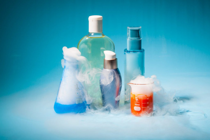 Sulfates: Đây là loại chất tẩy rửa và hoạt chất tạo bọt được tìm thấy trong hơn 90% sản phẩm chăm sóc và vệ sinh cá nhân như dầu gội, sữa tắm, sữa rửa mặt… Chúng gây khô và bào mòn da, mỏng tóc, gây kích ứng với da nhạy cảm. Ngoài ra, hóa chất độc hại này có thể gây đục thuỷ tinh thể và các vấn đề khác về mắt. Ảnh: RD.