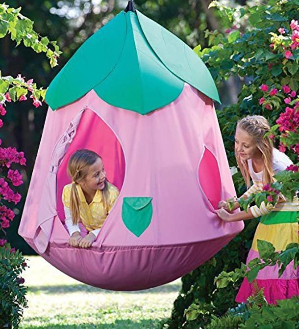 Lều treo cho bé có tên Cozy Posy HugglePod Hang Out: Với chiếc lều xinh xắn này, bé có thể chơi cùng các bạn ngoài trời được rất lâu mà không chán. Ảnh: List25.