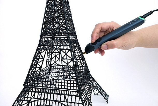 Bút vẽ 3D có tên 3Doodler: 3Doodler là một chiếc bút vẽ 3D do WobbleWorks phát triển có thể giúp vẽ các đồ vật thật trong không khí giống như các máy in 3D. Nếu trẻ nhỏ vẫn cần sự giám sát của cha mẹ khi chơi chiếc bút này thì cả gia đình có thể ngồi cùng nhau tạo ra các dự án mới và thú vị. Ảnh: List25.