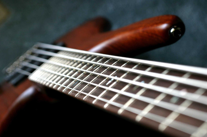 Hãy thử học chơi đàn guitar bass: Theo nghiên cứu gần đây của Trường Đại học Northwestern, âm nhạc với tiếng bass mạnh có thể làm cho bạn cảm thấy mạnh mẽ hơn và hạnh phúc hơn. Ảnh: Istock.