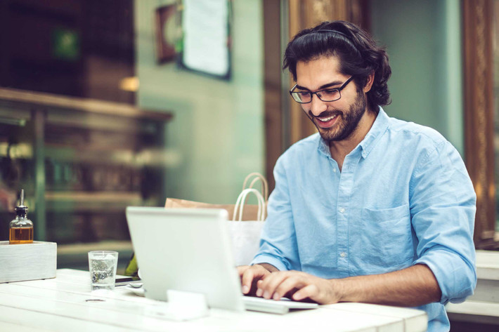 Khen ngợi ai đó một lần mỗi ngày: Hãy thử viết một email hay một câu khen ngợi một ai đó hàng ngày, bạn sẽ ngay lập tức cảm thấy hạnh phúc hơn. Sau 21 ngày làm việc này, bạn sẽ cảm thấy mức độ hỗ trợ xã hội của bản thân trở nên sâu sắc hơn, một thành tố quan trọng của tuổi thọ. Bày tỏ lòng biết ơn là một bí quyết khác để cảm nhận hạnh phúc và những lợi ích sức khoẻ to lớn. Ảnh: Istock.