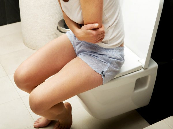 4. Trị táo bón: Mật ong pha với sữa ấm, nếu uống trước lúc đi ngủ sẽ giúp chữa được táo bón. Sữa được biết là giúp vận động bài tiết. Mật ong chứa một số enzim thúc đẩy sự xâm nhập của ruột. Sự kết hợp này rất hiệu quả trong việc diệt vi khuẩn Staphylococcus và ngăn ngừa chứng đầy hơi cùng các rối loạn đường ruột khác. Ảnh: Boldsky.