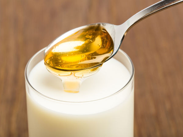Sữa là một thực phẩm siêu giàu chứa nhiều chất dinh dưỡng. Canxi và vitamin có trong sữa sẽ giúp xương chúng ta khỏe mạnh. Trong khi đó, mật ong là một thành phần thảo mộc có chất chống oxy hóa, cũng có tính chống khuẩn và chống viêm. Khi kết hợp cả hai thực phẩm này và uống mỗi ngày, bạn sẽ thấy điều kỳ diệu xảy ra với sức khỏe. Sau đây là 10 lợi ích sức khoẻ của việc uống sữa mật ong mỗi ngày. Ảnh: Boldsky.