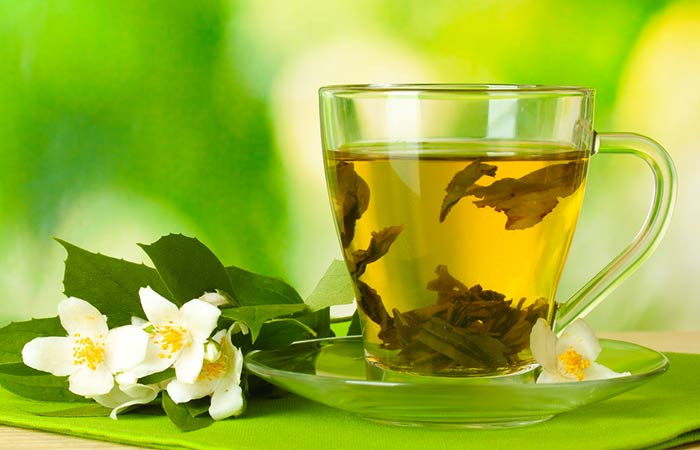 Trà xanh: Trà xanh có công dụng thần kỳ đẩy nhanh quá trình trao đổi chất và tiêu hao năng lượng đáng kể. Nếu ăn nhiều chất béo bạn có thể uống 1 cốc trà xanh để giải phóng mỡ thừa, giúp bạn nhanh chóng giảm cân. Trà xanh có thể giúp đốt cháy 100 calo mỗi ngày nếu bạn uống từ 2 -3 cốc đều đặn. Ảnh: Shutterstock.