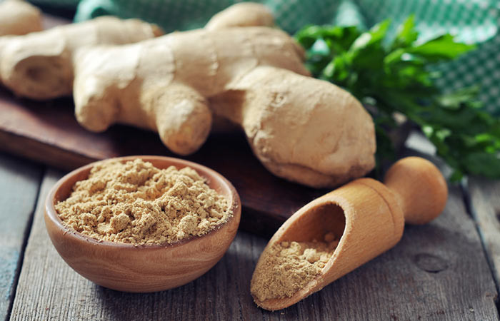 Gừng: Gừng không chỉ giúp cho hệ tiêu hóa khỏe mạnh mà còn giúp tăng nhiệt độ cơ thể và đốt cháy chất mỡ thừa. Gừng nên kết hợp với các món ăn hàng ngày để hỗ trợ quá trình giảm cân. Ngoài ra, bạn có thể pha 1 thìa bột gừng vào cốc nước nóng để thành trà gừng. Bạn cũng có thể kết hợp 1 thìa quế, 1 thìa gừng đun nóng với nước khoảng 1 -2 phút để uống giảm cân nhanh chóng. Ảnh: Shutterstock.