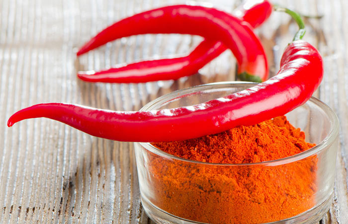 Ớt: Ớt có chứa hàm lượng lớn capsaicin, là chất có tác dụng phát huy sự kìm hãm phát triển của các tế bào mô mỡ. Vì thế mà nó thúc đẩy nhanh chóng quá trình đốt cháy mỡ thừa và năng lượng. Vì thế mà ớt giúp chúng ta giảm cân nhanh chóng. Bên cạnh đó ớt còn mang lại sự cay nóng gay gắt, chính vì sự cay nóng đó mà ớt mà đã được chứng minh là gia vị giúp chúng ta giảm cân hiệu quả. Ảnh: Shutterstock.