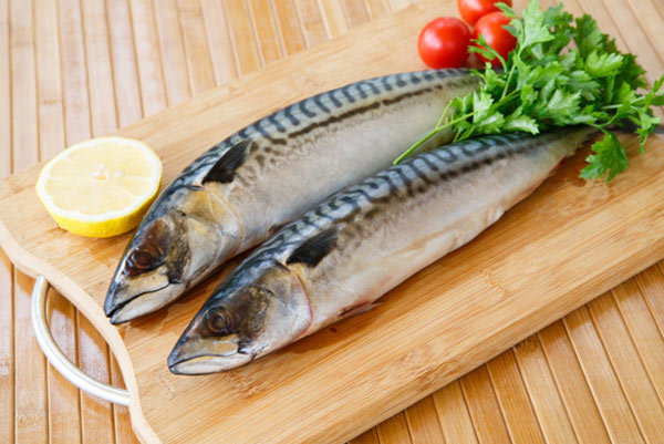 6. Cá nước lạnh: Các loại cá nước lạnh như cá thu và cá hồi giàu axit béo thiết yếu omega-3. Chúng giúp giảm sản xuất prostaglandin trong cơ thể người phụ nữ. Đây là một hormon có thể gây ra gây co thắt của tử cung. Đôi khi, do mức độ nghiêm trọng của các cơn co thắt, làm cho tử cung sai vị trí sinh lý bình thường. Ảnh: Shutterstock.