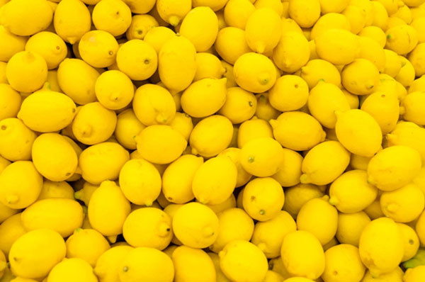 7. Chanh: Chanh rất giàu vitamin C và chúng giúp tăng cường hệ thống miễn dịch và cải thiện khả năng miễn dịch của tử cung. Vitamin C sẽ giúp tử cung ngăn chặn vi khuẩn, do đó, ngăn ngừa nhiễm trùng. Uống một ly nước chanh ấm mỗi buổi sáng sẽ cải thiện sức khoẻ tử cung của bạn. Ảnh: Shutterstock.