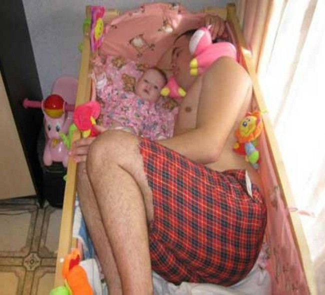 "Con sẽ trông cho bố ngủ nhé". Ảnh: Boredomtherapy.