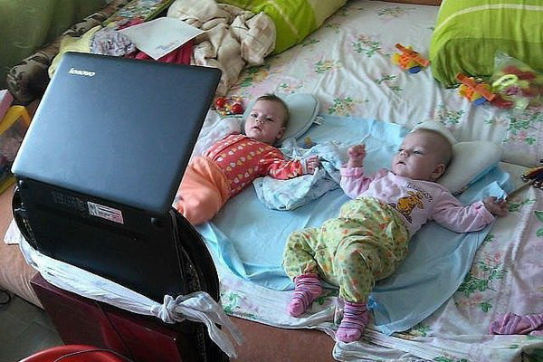 Giải pháp trông con của các ông bố. Ảnh: Boredomtherapy.