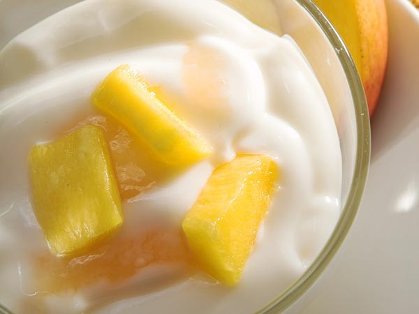 4. Sữa chua hương trái cây: Sữa chua có hương vị trái cây được làm từ sữa không béo hoặc ít chất béo và chứa nhiều carbs và đường. Một tách sữa chua có vị trái cây có thể chứa 47 gram đường, gần 81% calo của nó đến từ đường. Ảnh: Boldsky.