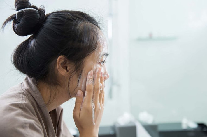Đừng quên rửa mặt: Theo bác sĩ Joshua Zeichner, giám đốc nghiên cứu về thẩm mỹ và mỹ phẩm và trợ lý giáo sư da liễu ở Mount Sinai, thành phố New York (Mỹ), bạn có thể bắt đầu ngăn ngừa mụn trứng cá bằng cách chọn loại sữa rửa mặt và tần suất sử dụng. Việc rửa mặt thường xuyên được chứng minh là có khả năng cải thiện sự xuất hiện của mụn trứng cá. Ảnh: Shutterstock.