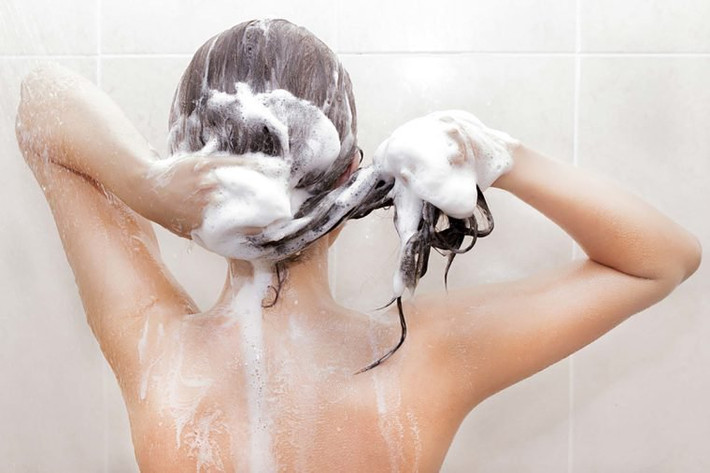 Gội đầu thường xuyên: Gội đầu giúp loại bỏ những loại dầu tự nhiên tiết ra trên da đầu và tóc, từ đó, làm giảm nguy cơ mọc mụn trứng cá. Gội đầu giúp vùng da trên trán có thể làm sạch các lỗ chân lông và dẫn đến ngăn ngừa mụn nhọt. Ảnh: Shutterstock.