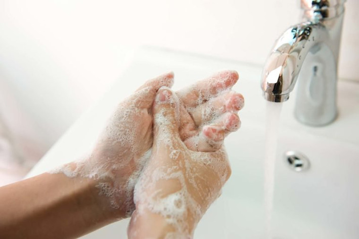 Rửa tay sau khi thể dục: Chắc chắn, thể dục thường xuyên sẽ giúp chúng ta khỏe mạnh, nhưng nếu chúng ta không thận trọng vệ sinh bàn tay, chúng ta có mọc thêm nhiều mụn nhọt bởi vì thiết bị phòng tập thể dục có chứa đầy vi khuẩn. Điều tốt nhất là bạn nên tránh chạm vào mặt bạn khi chơi thể thao hoặc tập thể dục. Sau khi tập, hãy rửa tay sạch sẽ. Ảnh: Shutterstock.