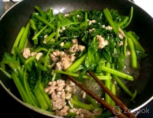 Món cải bó xôi xào thịt lợn: Nguyên liệu cho món này khá đơn giản gồm cải bó xôi, thịt lợn, tỏi và gia vị, dầu ăn. Đầu tiên, rửa sạch rau cải rồi cắt khúc. Cho mỡ và tỏi phi cho dậy mùi rồi cho thịt heo đã ướp gia vị vào xào chín. Tiếp tục cho cải bó xôi vào chảo xào và nêm vừa khẩu vị. Ảnh: Zecook.
