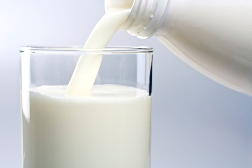 Sữa tách béo: Uống sữa tách béo có lợi cho tim và còn cung cấp canxi, kali và vitamin D, ba chất dinh dưỡng giúp giảm mức huyết áp khoảng 3-10%. Ảnh: Wonderlist.