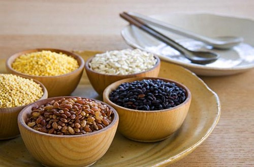 Thực phẩm ngũ cốc (như bột yến mạch): Thực phẩm ngũ cốc là nguồn cung cấp chất xơ, magiê và các chất dinh dưỡng thiết yếu cần thiết để duy trì một chế độ ăn uống lành mạnh và cân bằng. Ăn thực phẩm giàu chất xơ cũng giúp bạn cảm thấy no bụng trong một khoảng thời gian dài. Một số hạt có hàm lượng kali cao như kiều mạch và kê. Ảnh: Wonderlist.
