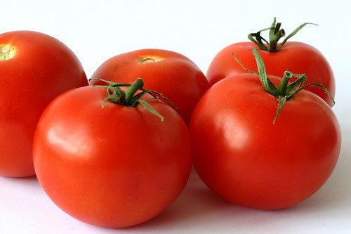 Cà chua: Thực phẩm này giàu chất lycopene và các chất chống oxy hoá quan trọng khác giúp giảm huyết áp. Cà chua là một nguồn kali rất tốt. Chế độ ăn giàu kali giúp làm giảm huyết áp và giảm nguy cơ mắc bệnh tim. Ảnh: Wonderlist.