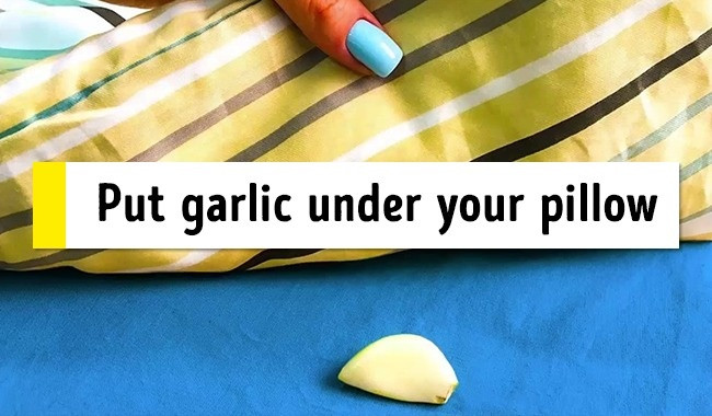 Đặt một nhánh tỏi dưới gối là mẹo giúp bạn ngủ ngon không mộng mị. Ảnh: Pexels.