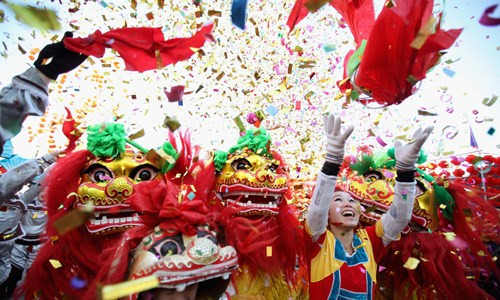 Trong suốt dịp Tết Âm lịch, người Trung Quốc tổ chức nhiều lễ hội náo nhiệt nhằm xua đuổi những linh hồn xấu xa, chào đón năm mới và những điều tốt đẹp.