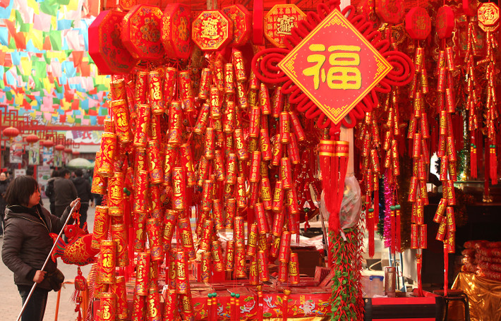 Năm 2015, 138 thành phố ở Trung Quốc bị cấm sử dụng pháo hoa trong dịp Tết Âm lịch. 536 đô thị khác cũng hạn chế việc sử dụng pháo, chủ yếu do những lo ngại về ô nhiễm không khí và an toàn cá nhân.