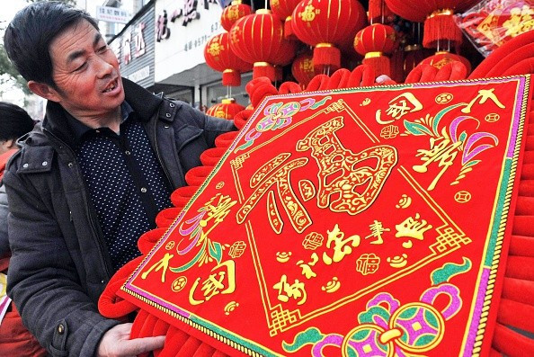 Người Trung Quốc còn cắt các chữ như giàu sang, thịnh vượng trên giấy đỏ dán trên cửa nhà dịp Tết Âm lịch. Họ làm như vậy vì tin rằng chúng sẽ mang đến may mắn và hạnh phúc cho cả gia đình.
