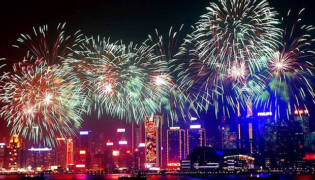 Vào đêm Giao thừa, tất cả thành viên trong gia đình sum vầy cùng ăn bữa tối và sau đó đón chờ thời khắc chuyển giao từ năm cũ sang năm mới. Người dân có truyền thống bật tất cả các ngọn đèn sáng suốt đêm.