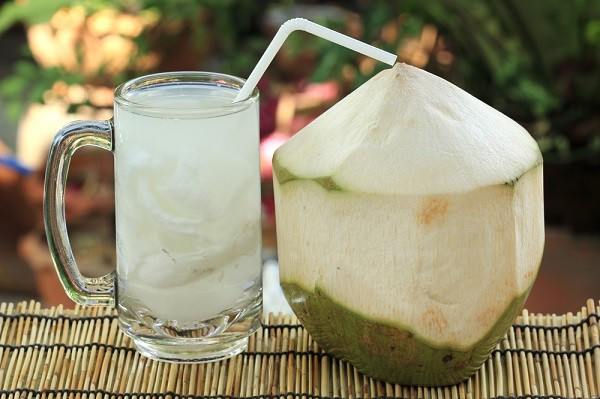 2. Thực phẩm giải rượu tiếp theo là nước dừa. Nước dừa giúp bù đắp lượng nước cho cơ thể vì chúng chứa nhiều các chất điện giải quan trọng như kali và natri. Uống một ly nước dừa tươi vào buổi sáng sẽ giúp cơ thể phục hồi nhanh chóng sau một đêm mệt mỏi vì quá chén. Ảnh: Teignfitness.