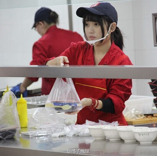 Một nữ sinh năm nhất họ Li làm việc trong nhà ăn của trường Đại học Dương Châu (Trung Quốc) đã “đốn tim” hàng loạt sinh viên nam ở đây và được ưu ái gọi bằng cái tên “Tiên nữ căng tin”. Nhiều người nhận xét rằng cô gái này không chỉ có gương mặt xinh đẹp mà còn có một trái tim ấm áp.