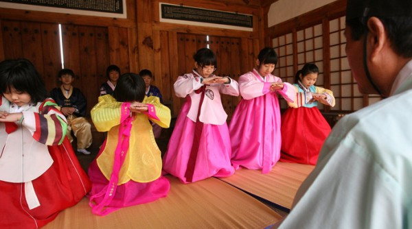 Vào dịp tết Âm lịch, người dân Hàn Quốc thường mặc trang phục Hanbok truyền thống. 3 nghi lễ quan trọng của người Hàn Quốc trong dịp tết Âm lịch đó là: nghi lễ Charye, Sebae và Sebaedon.