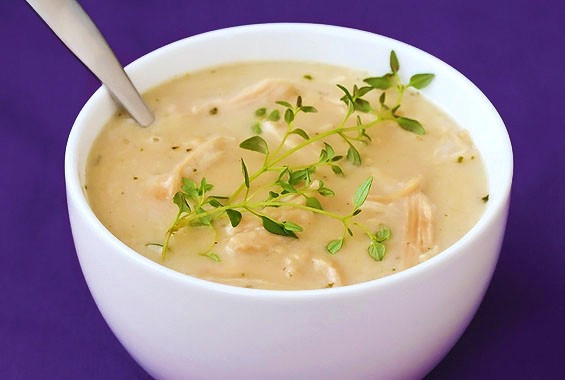 3. Súp gà: Trong súp gà có rất nhiều natri và protein, giúp làm giảm các cơn buồn nôn và tiêu chảy. Do đó, húp vài muỗng súp gà nóng bạn sẽ cảm thấy sảng khoái và đỡ mệt mỏi hơn. Ảnh: Health.