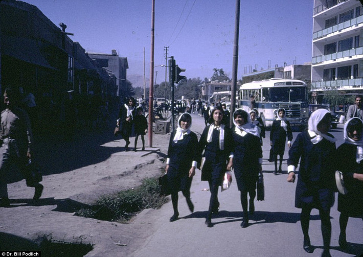 Những cô gái trẻ Afghanistan trên đường trở về nhà từ trường học. Vào những năm 1960, phụ nữ Afghanistan có thể theo học bậc cao đẳng, đại học như nam giới.